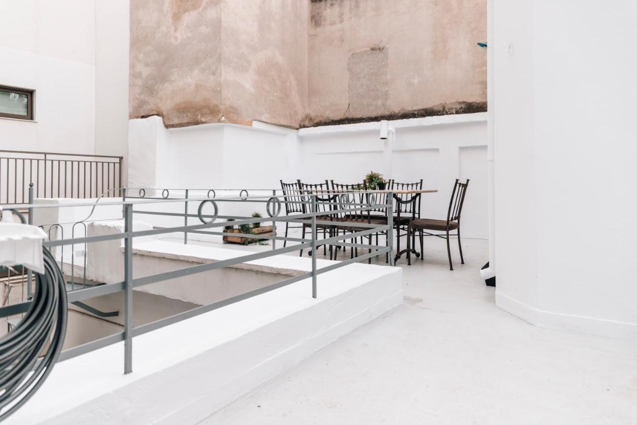 Monastiraki-Psiri, Old Town, 3-Bdr Apt, Sleep 6-10P, Spacious Court Yard Athènes Extérieur photo
